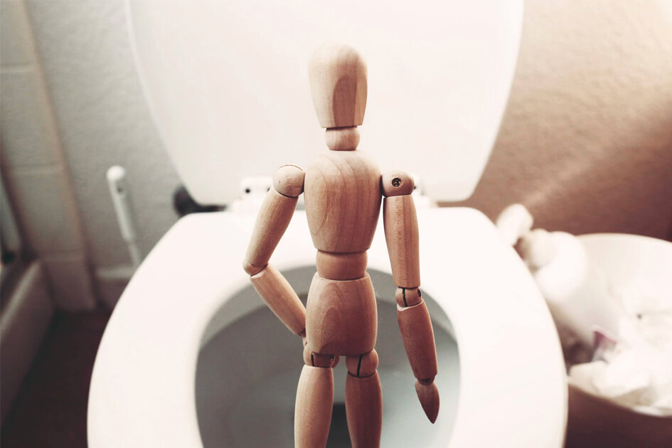 Toiletpot met houten mannetje